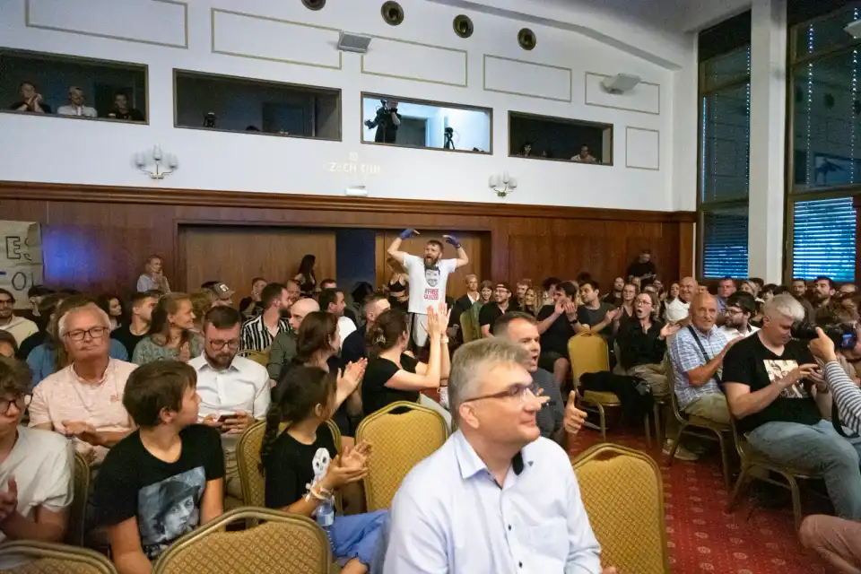Publikum v sále pražského galavečera CBX 2