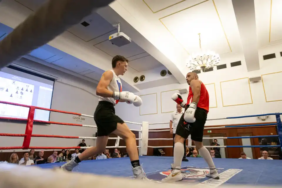 Boxerský duel v modrém ringu na CBX 2