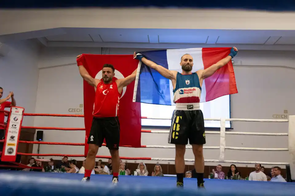 Zápasníci s vlajkami v ringu po duelu CBX 2